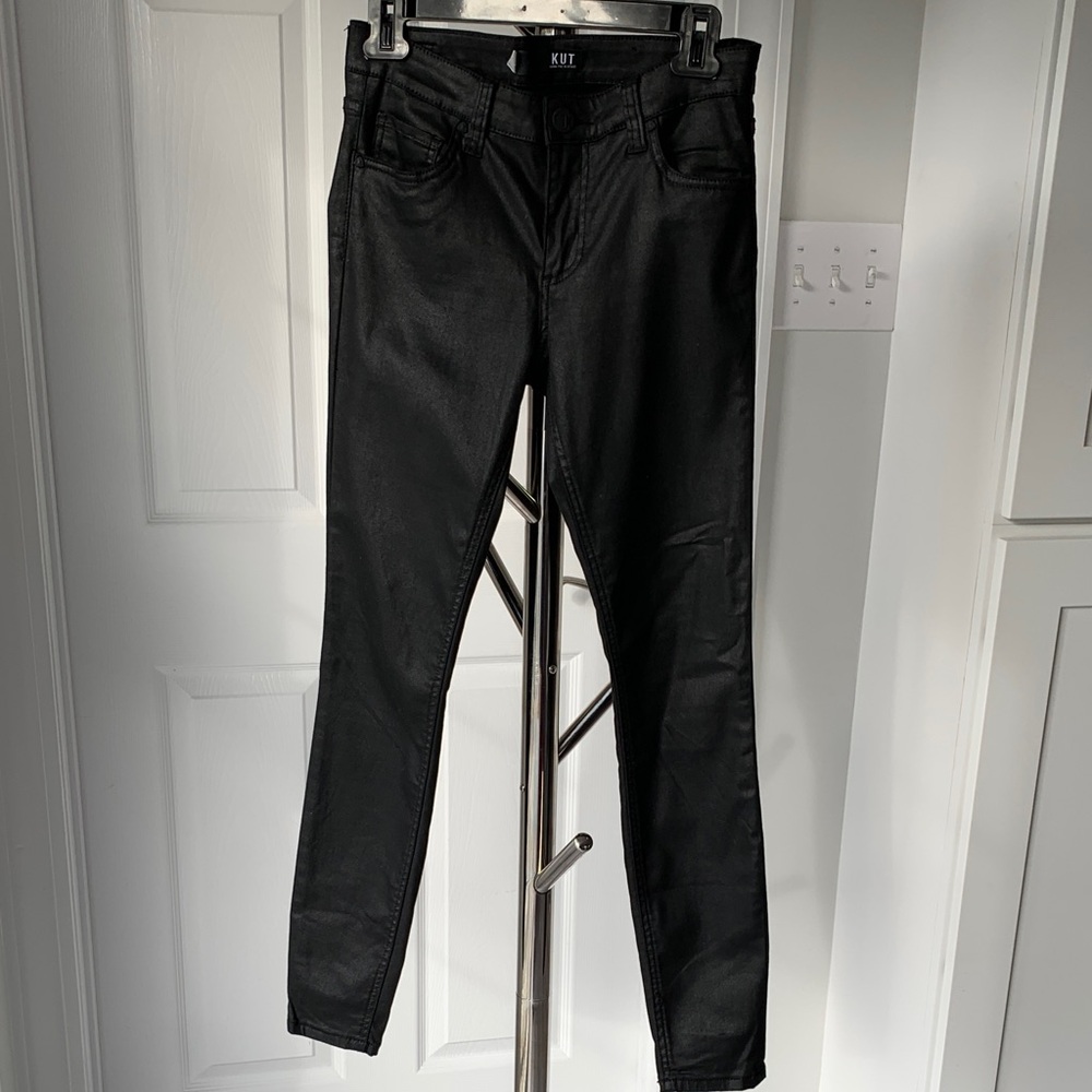 Kut from the Kloth Mia Toothpick Skinny Black Skinny Jeans, size 2.